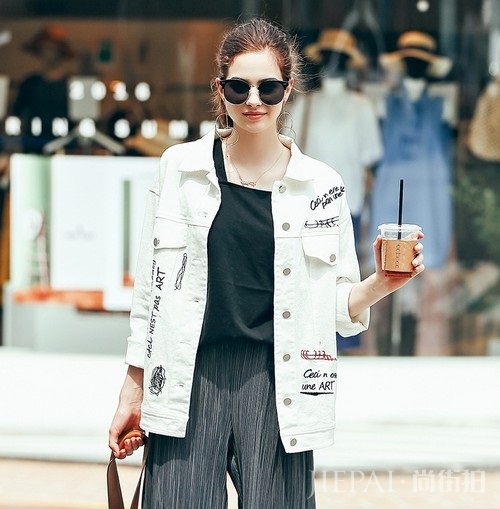 帅气女牛仔外套搭配 秋季玩转男友风