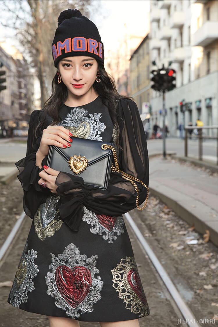 江疏影穿15000连衣裙清新甜美，吴谨言复古，你更喜欢哪种搭配