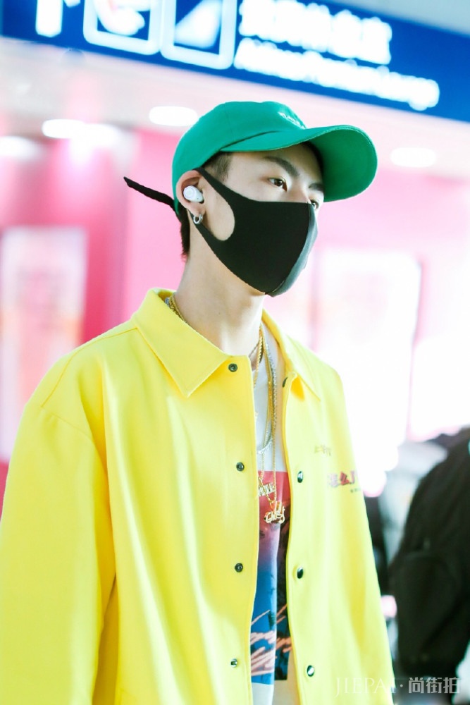 王琳凯机场街拍 穿黄外套搭配绿色裤子和帽子,嘻哈风十足