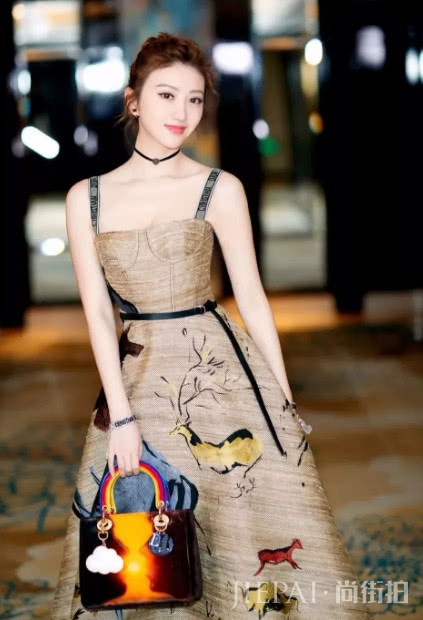 动物风T恤又火了!多少女孩穿得爱不释手,减龄又好看