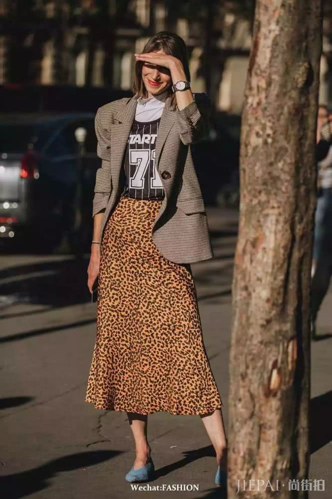 我用外套搭长裙 成为办公室最精致的女孩