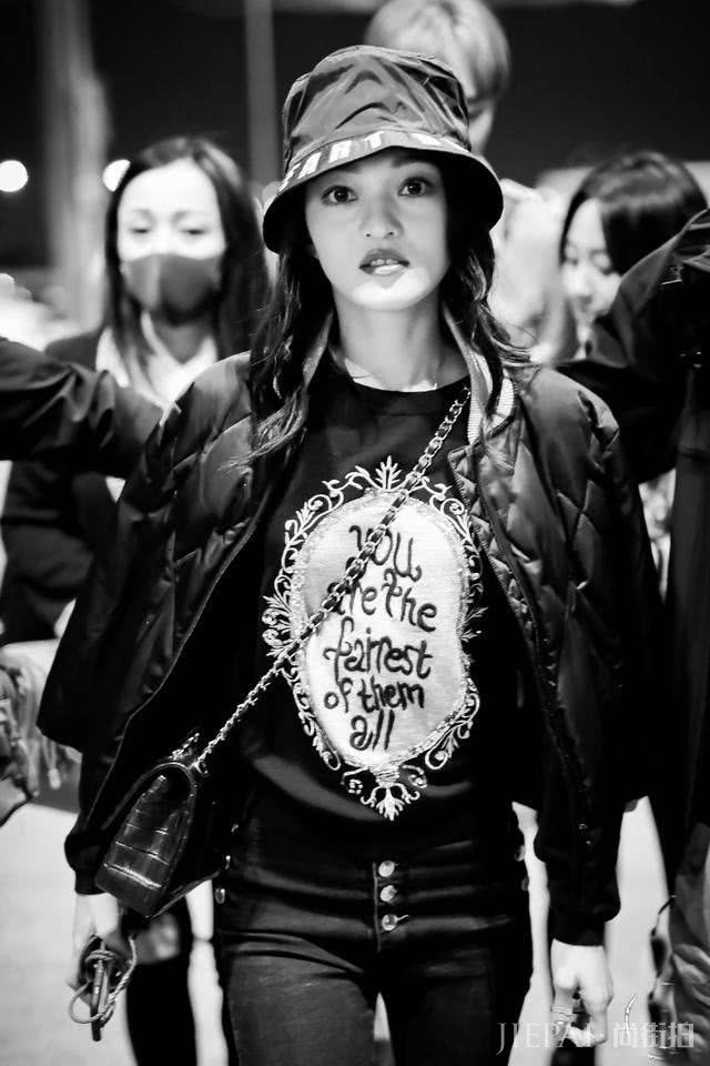 张韶涵T恤搭配小脚裤显高又显瘦,真会穿