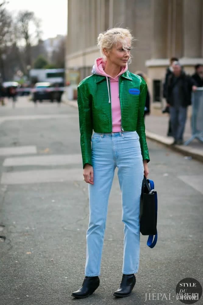 卫衣+牛仔裤=在2018秋冬街拍真的时髦炸了