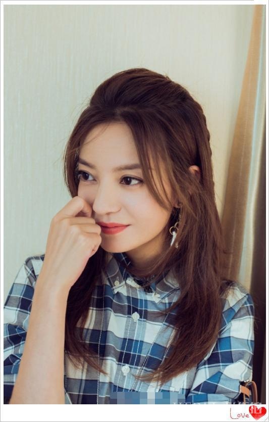 女人过了40岁就不穿格子衫？嫩出天际的赵薇告诉你：不存在的