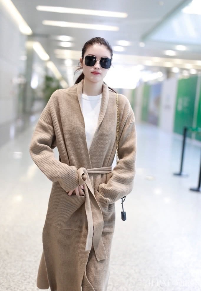 何穗现身机场，针织大衣搭配打底裤，超模也怕冷！