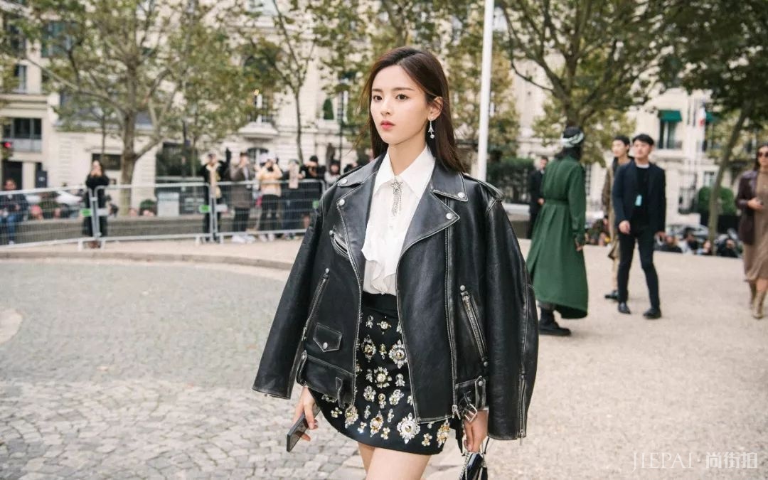 杨超越首次时装周：演绎少女养成手册