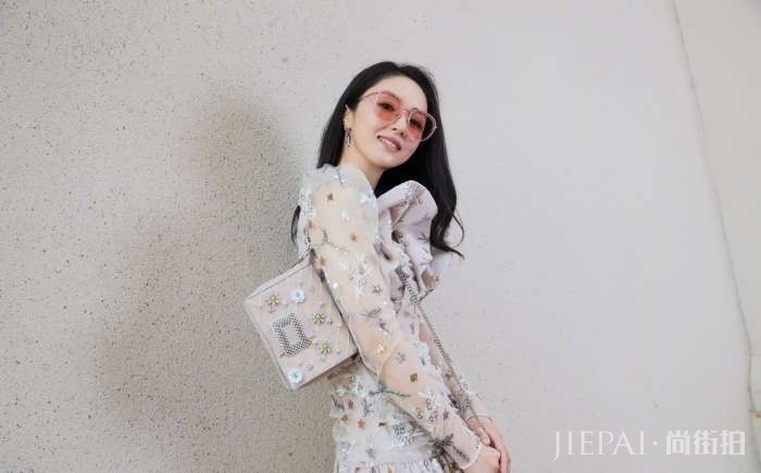 董璇贴心种草，晒街拍秀甜美动感笑容