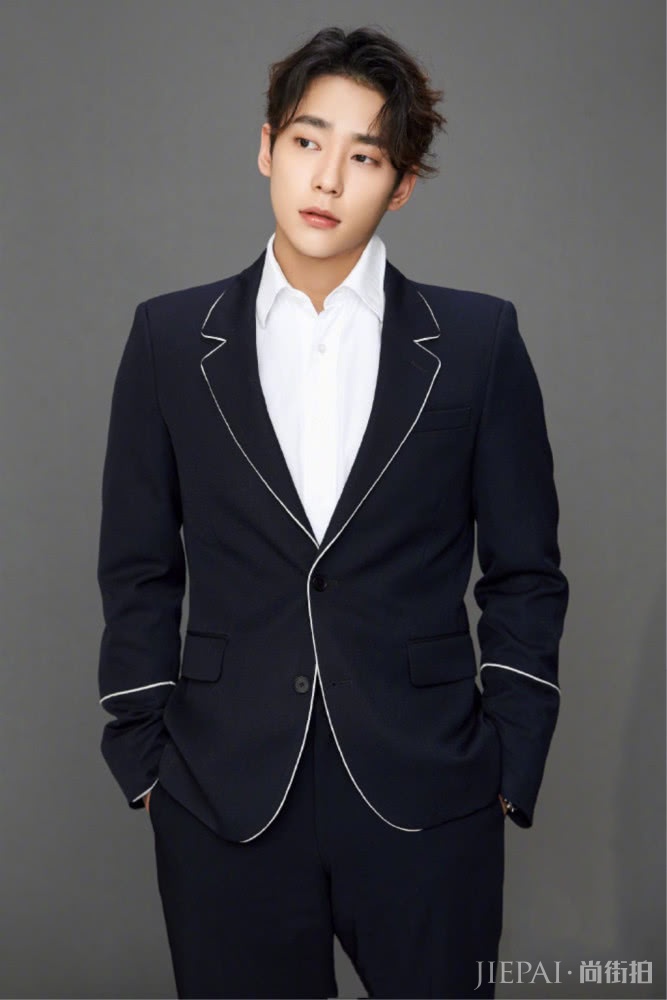 UNIQ五子同穿西装,化身儒雅绅士,散发迷人魅力,谁更帅?