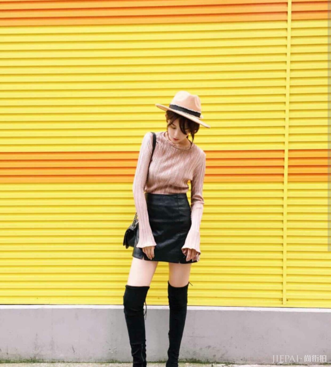 抓住秋天的尾巴，尽情享受短裙吧