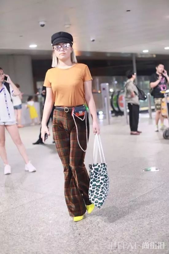 秋冬如何穿衣搭配技巧，丝绒裤能给你时髦和安全感