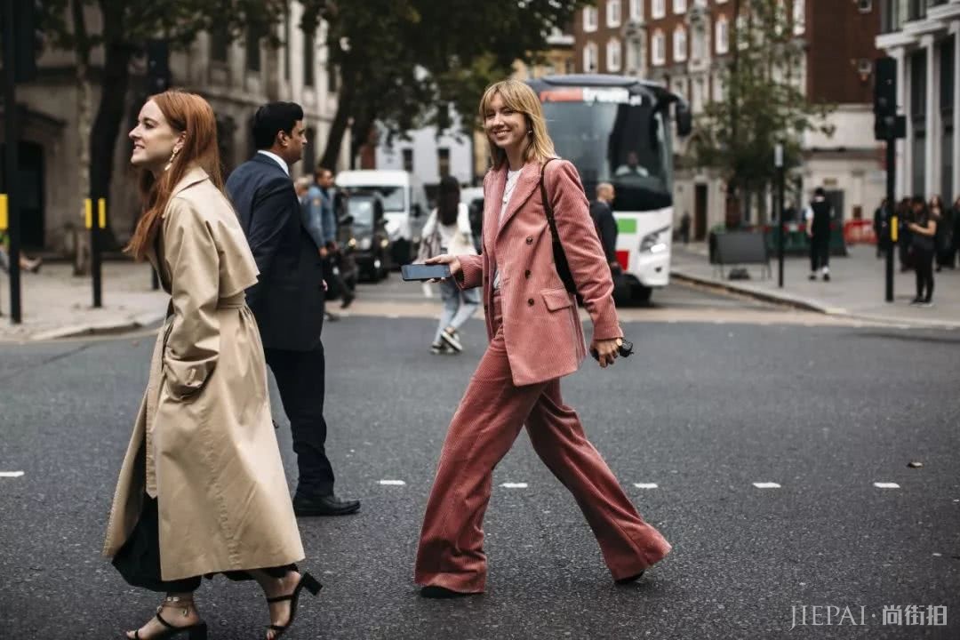 复古风盛行的当下，看欧美明星和街头潮人背这样的包包更出彩