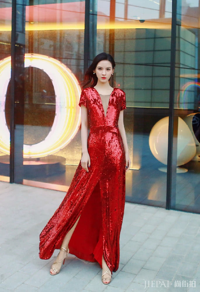 张予曦穿一件红色裙子就能撑得住场面,一般人驾驭不了