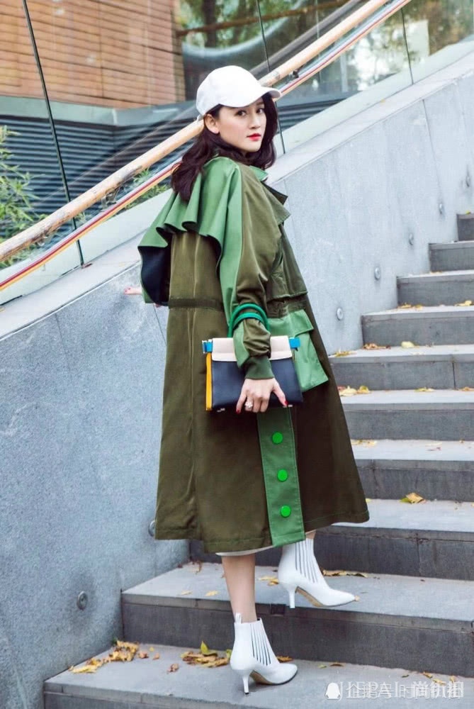 陈乔恩最新街拍，绿风衣配短靴女人味十足
