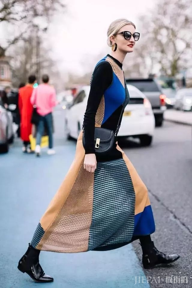 街头潮人告诉你 秋冬季度穿这6条裙子，美过一整年