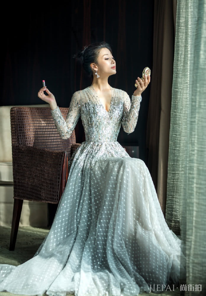 殷桃造型性感大方，一身连衣裙气场全开，但最大的亮点却是发际线