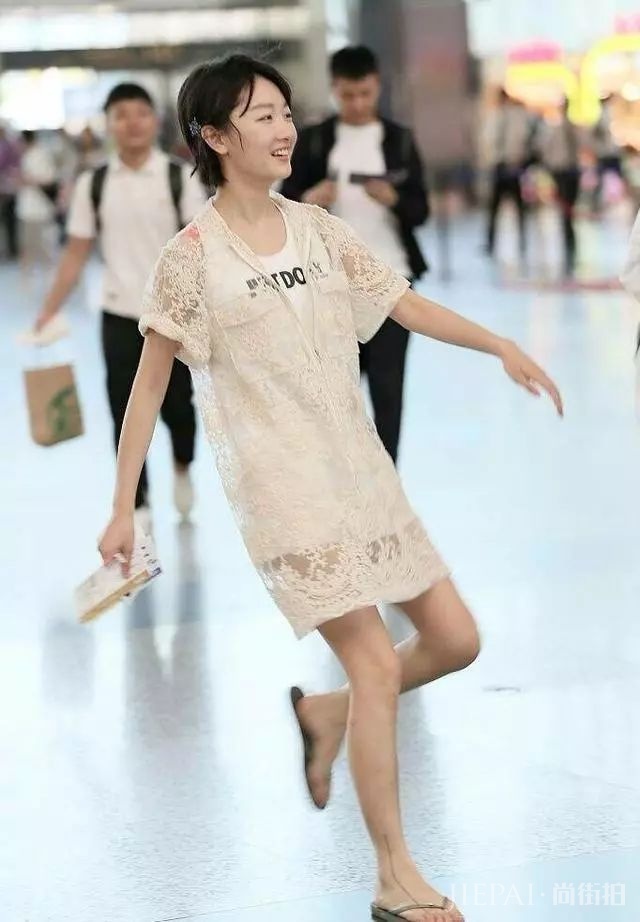 周冬雨穿衣楷模，迷彩裙混搭透视衣，时尚满分！