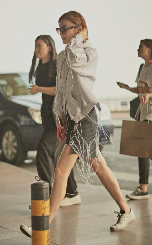 袁姗姗把衣服穿反？50多个“线头”看得人头大，意外很时髦