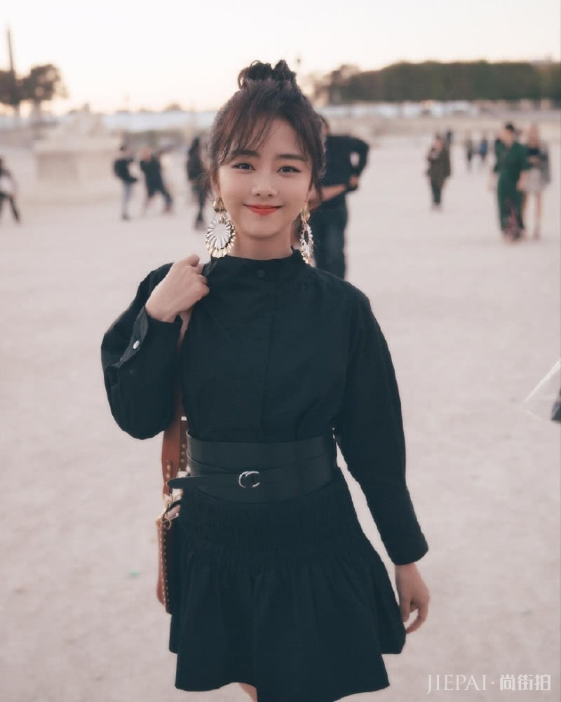 谭松韵太有少女感!沉闷的黑色连衣裙在她身上竟然穿出了满屏少女感