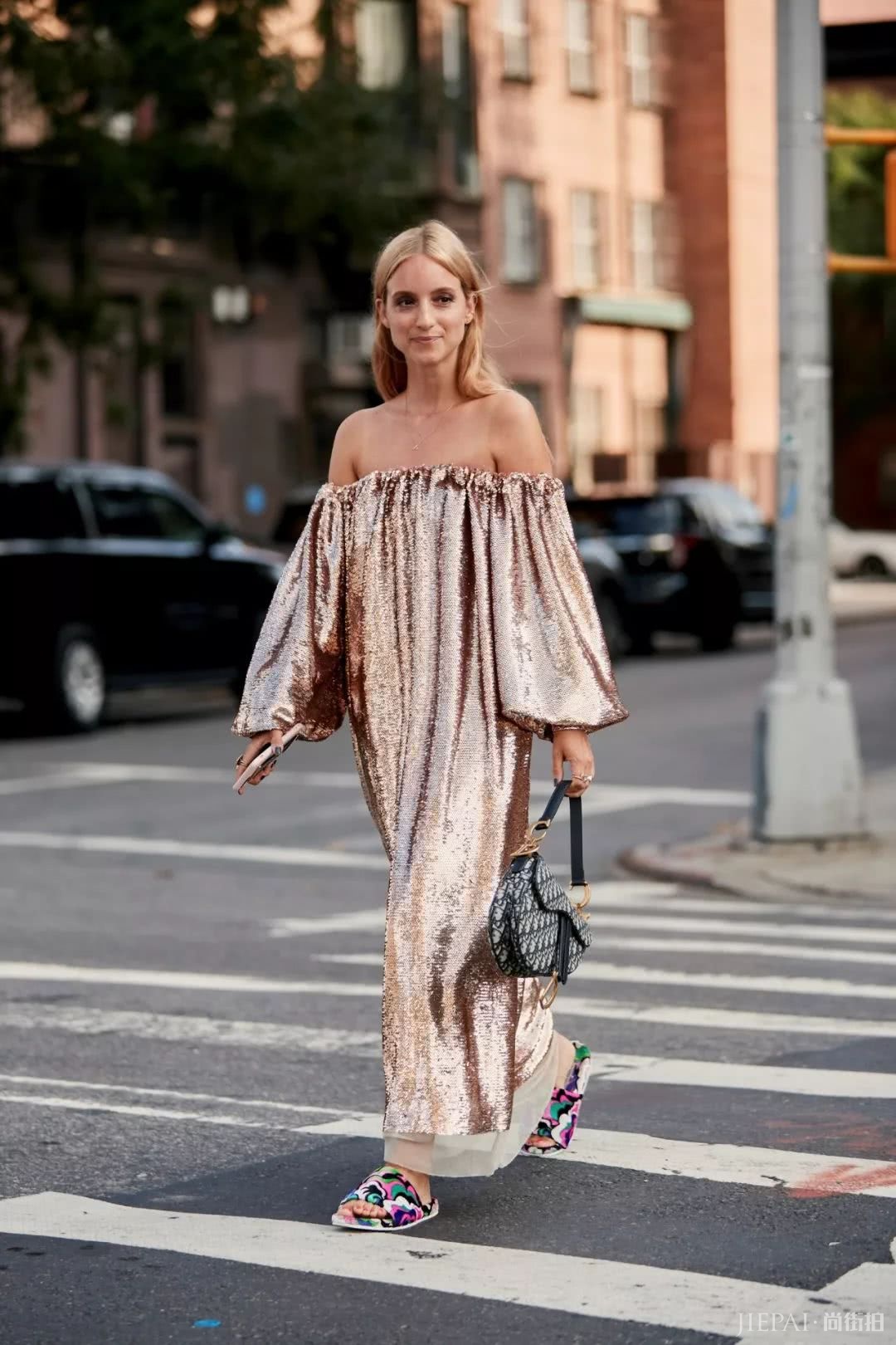 复古风盛行的当下，看欧美明星和街头潮人背这样的包包更出彩