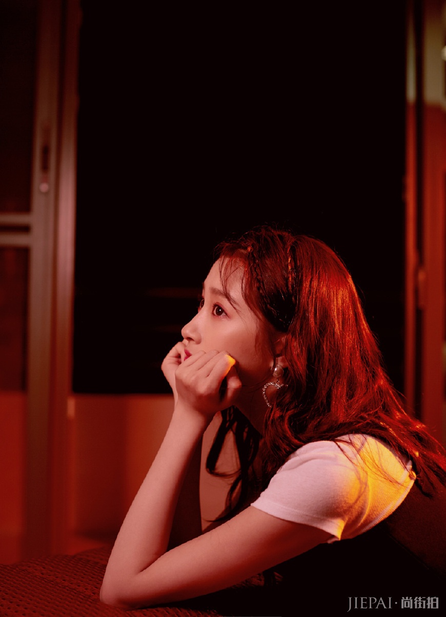 21岁关晓彤终于穿对了，大妈印花裙穿出时尚大片感，气质好真任性