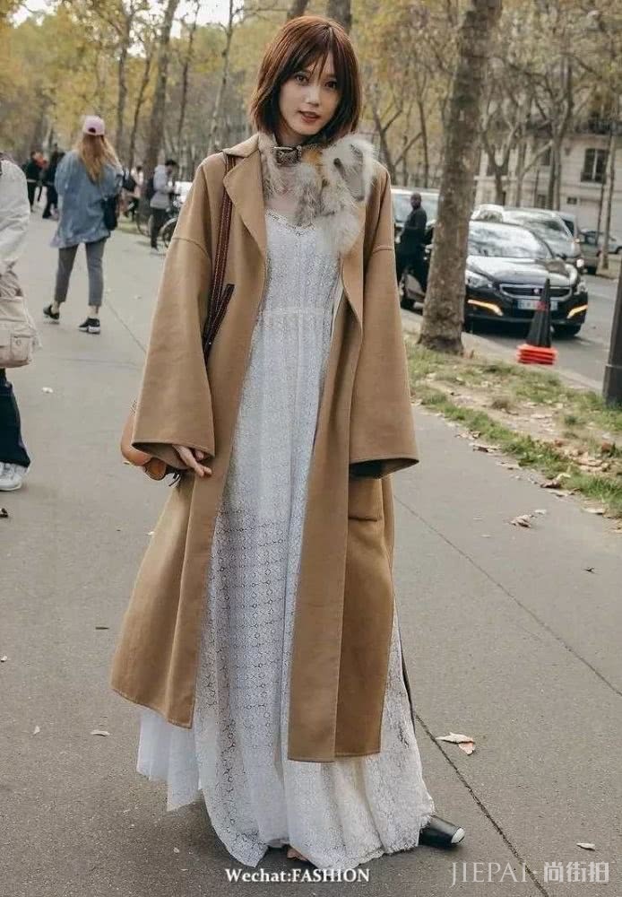 我用外套搭长裙 成为办公室最精致的女孩