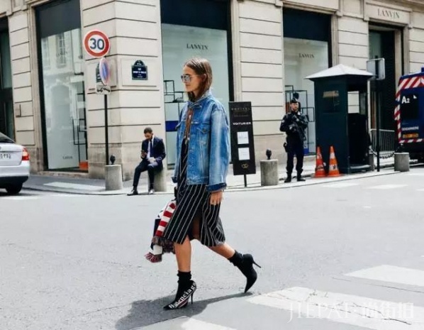 秋天裙子搭配什么鞋子好看 2018年秋天不穿裙子短靴等于白过