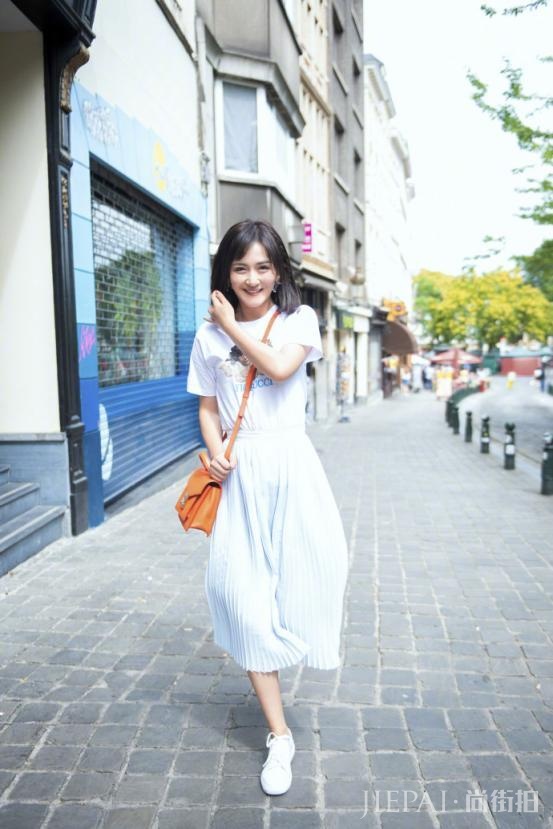 谢娜越来越会穿了!灰色毛衣配橙色高叉裙秀腿,美得像个小仙女