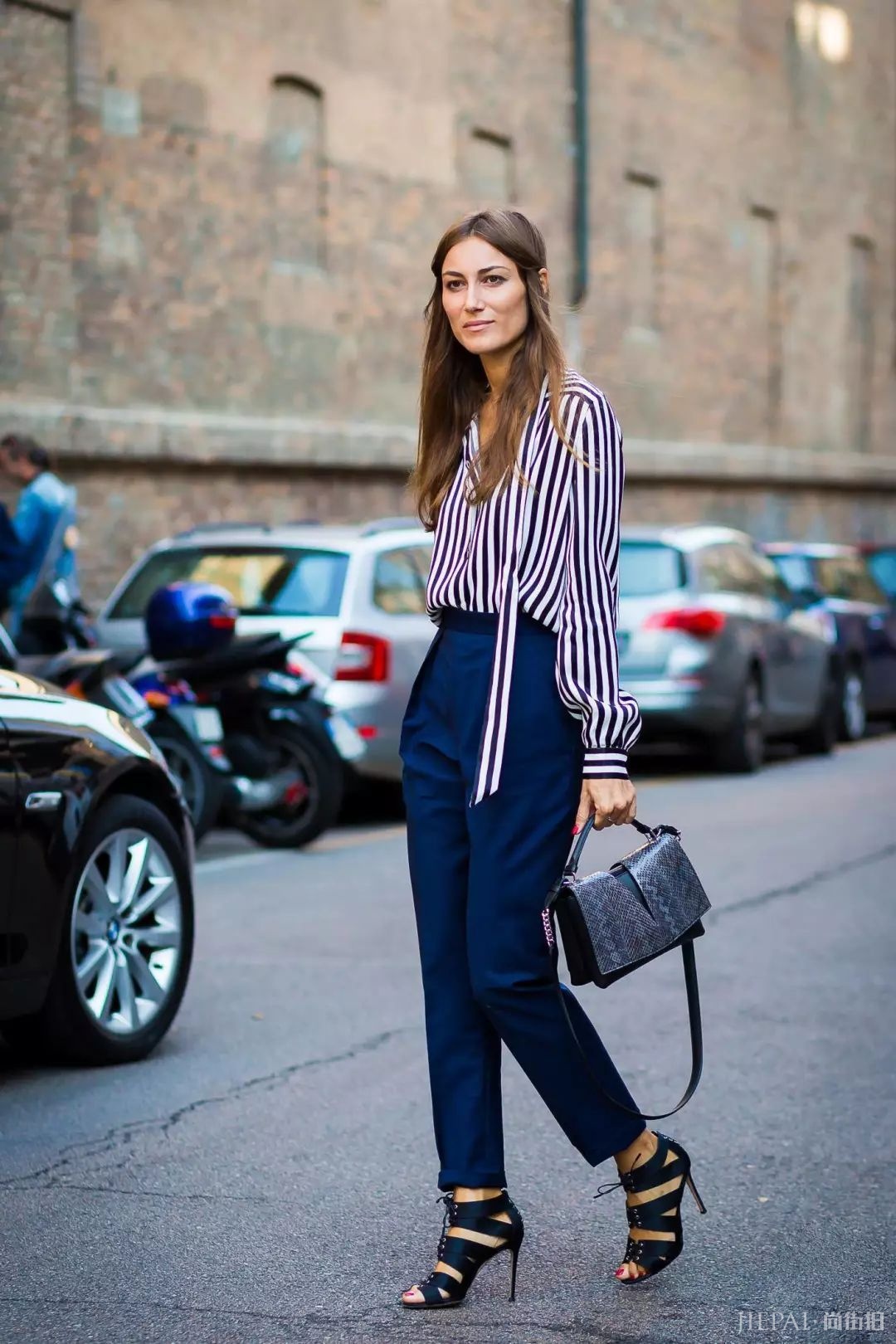 衬衫和九分裤这样搭,让秋天的你在职场更时髦!