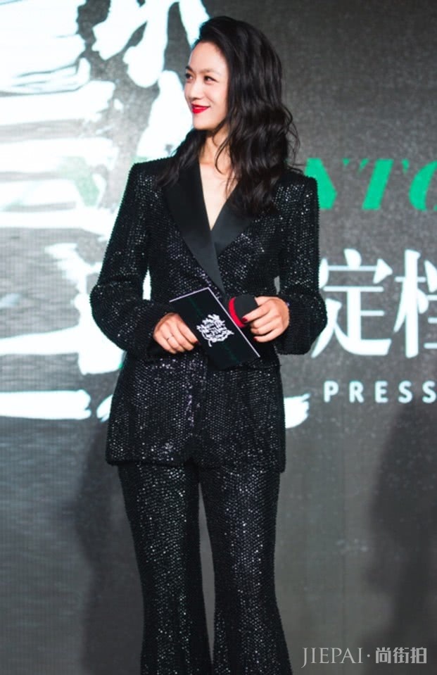 汤唯穿“黑豆西装”很霸气，女神一出场果然与众不同！