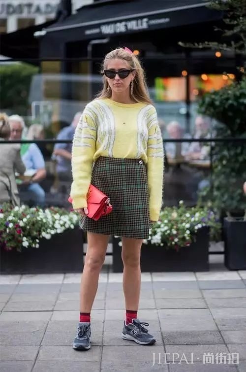 露脚踝过时了？穿运动鞋露袜子才是真时髦！