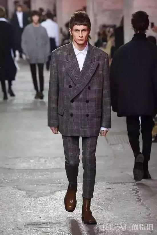 男人30岁穿西装才有范!但西装怎么穿有讲究,如果乱穿就会越穿越老