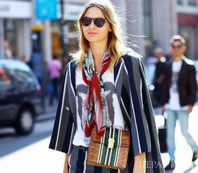 丝巾不知道怎么围时尚？早秋这样系让你搭出气质！！