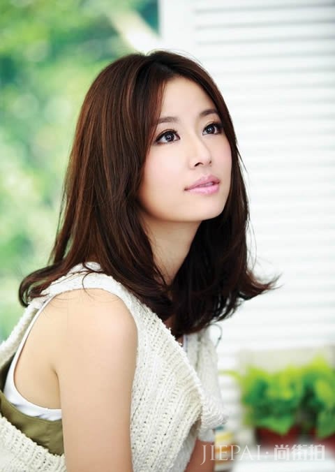 林心如气质爆棚 大红大绿的衣服轻松驾驭