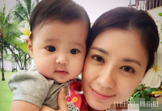 贾静雯参加活动未P图， 44岁的她被网友调侃幸福肥！