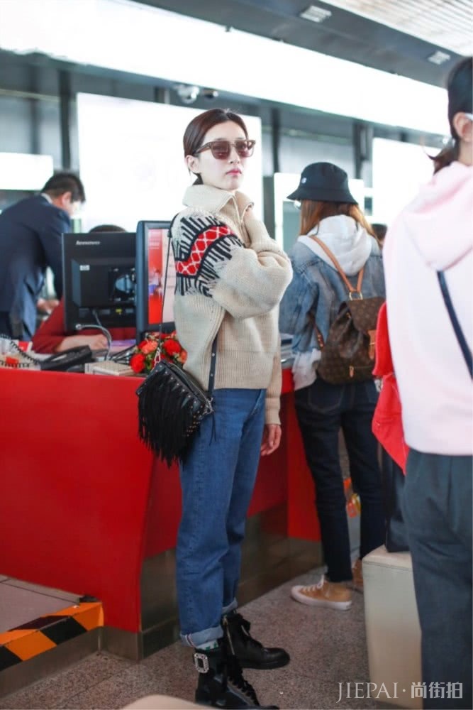 江疏影现身机场,爱穿“针织衫”美丽挡不住
