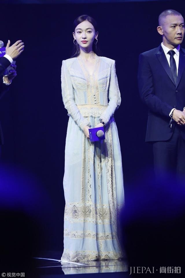 吴谨言瘦成纸片人衣服都撑不起来 锁骨超抢镜