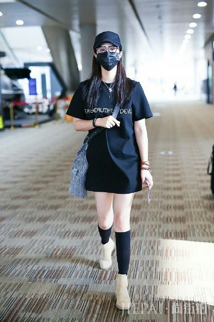 蒋欣现身机场，穿藏青色风衣没有亮点，但仅靠刘海就嫩回到20岁了