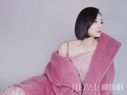 宋茜玩新花样，裙子上插羽毛，居然美出新高度