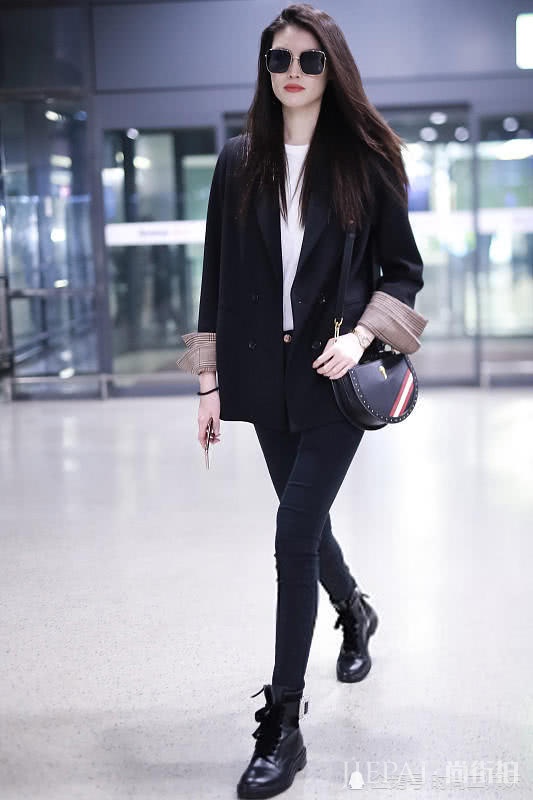 何穗真会穿 机场一连四套商务风穿搭 一套比一套霸气