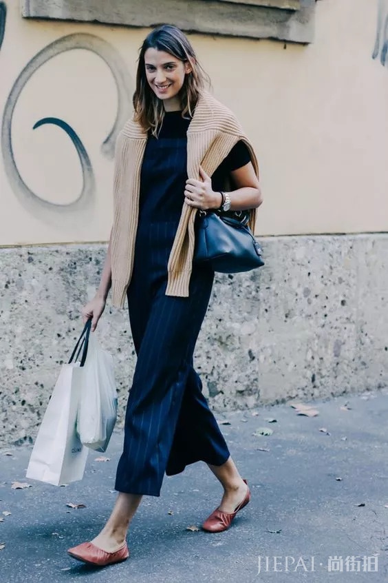 毛衣如何穿出新花样 看今秋毛衣随意穿出新花样