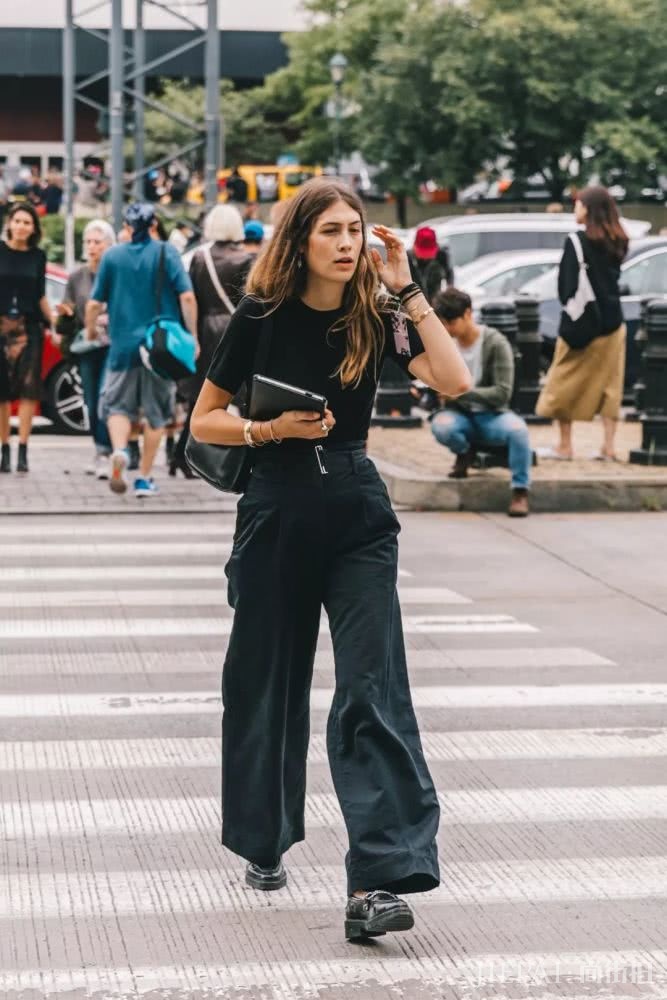 看完这么多街拍风格 还是黑色最显高级大气