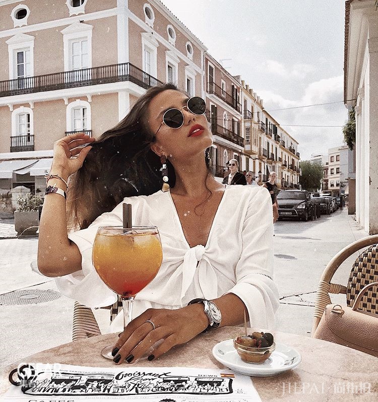 这位时尚博主简直就是一本时尚教课书！美照Pose跟这位时尚博主摆让自己美美的！