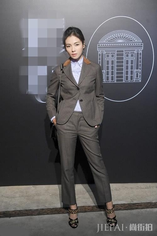 孟美岐也穿起了格子外套,文艺范十足!