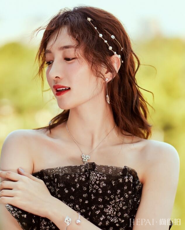 江疏影这款“锁骨发”撩人于无形,难怪辛芷蕾也在剪?