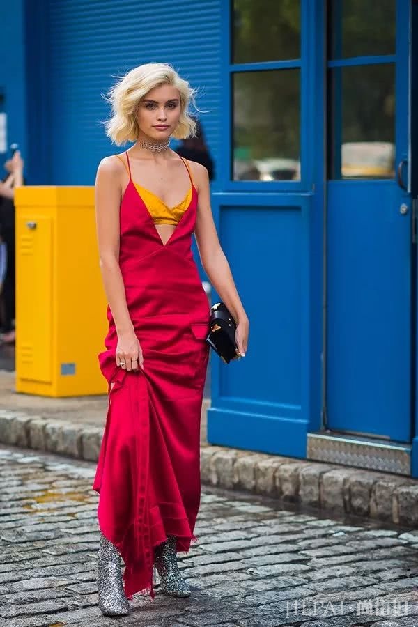 欧美街拍 街头潮人都喜欢上了这款“金银战靴”