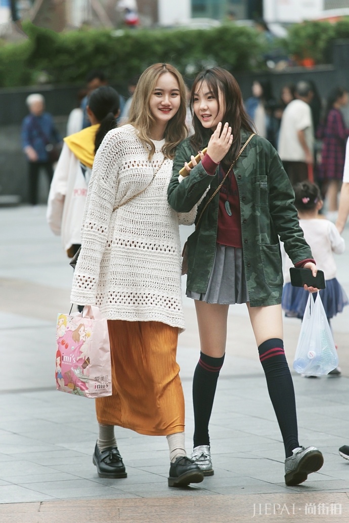 秋季毛衣搭配的好，撞衫也不怕，看街头美女穿出仙女气质