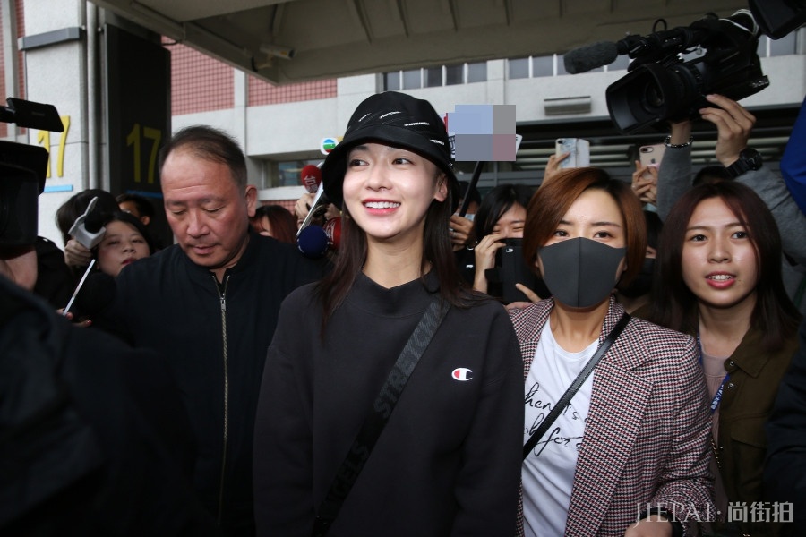 吴谨言穿最好看的一次,卫衣配直身裙居然显洋气,就是脸太油了