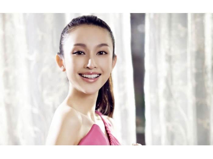 张俪穿搭走异域风格，一袭蓝色长裙性感优雅