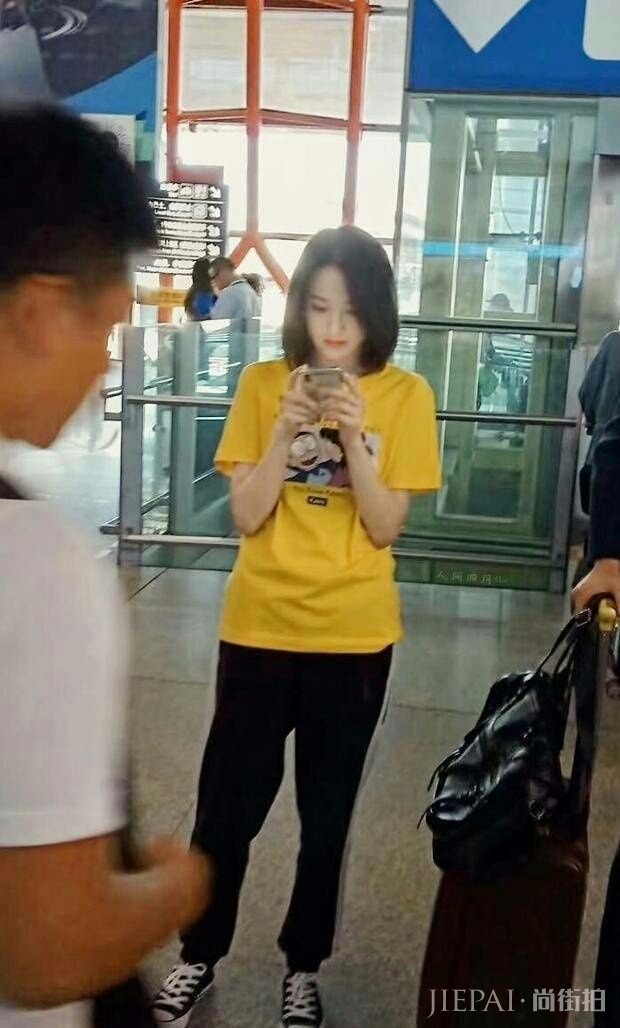 郑爽想突破自己尝试性感风格,没想到被她几万块的包抢镜了!