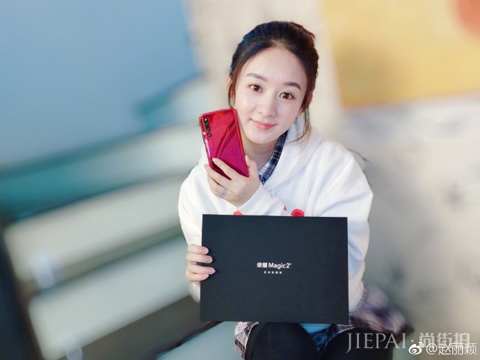 赵丽颖素颜晒婚戒，遮住了肚子，鼻子却暴露了一切